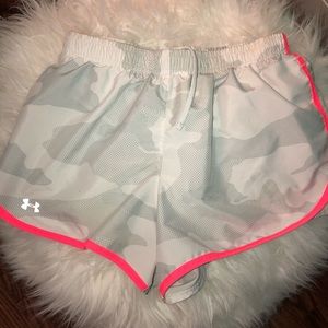 under armour white cameo running shorts✨